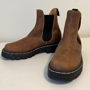 Women’s Roots Canada chunky Chelsea boots in brown size 7.5